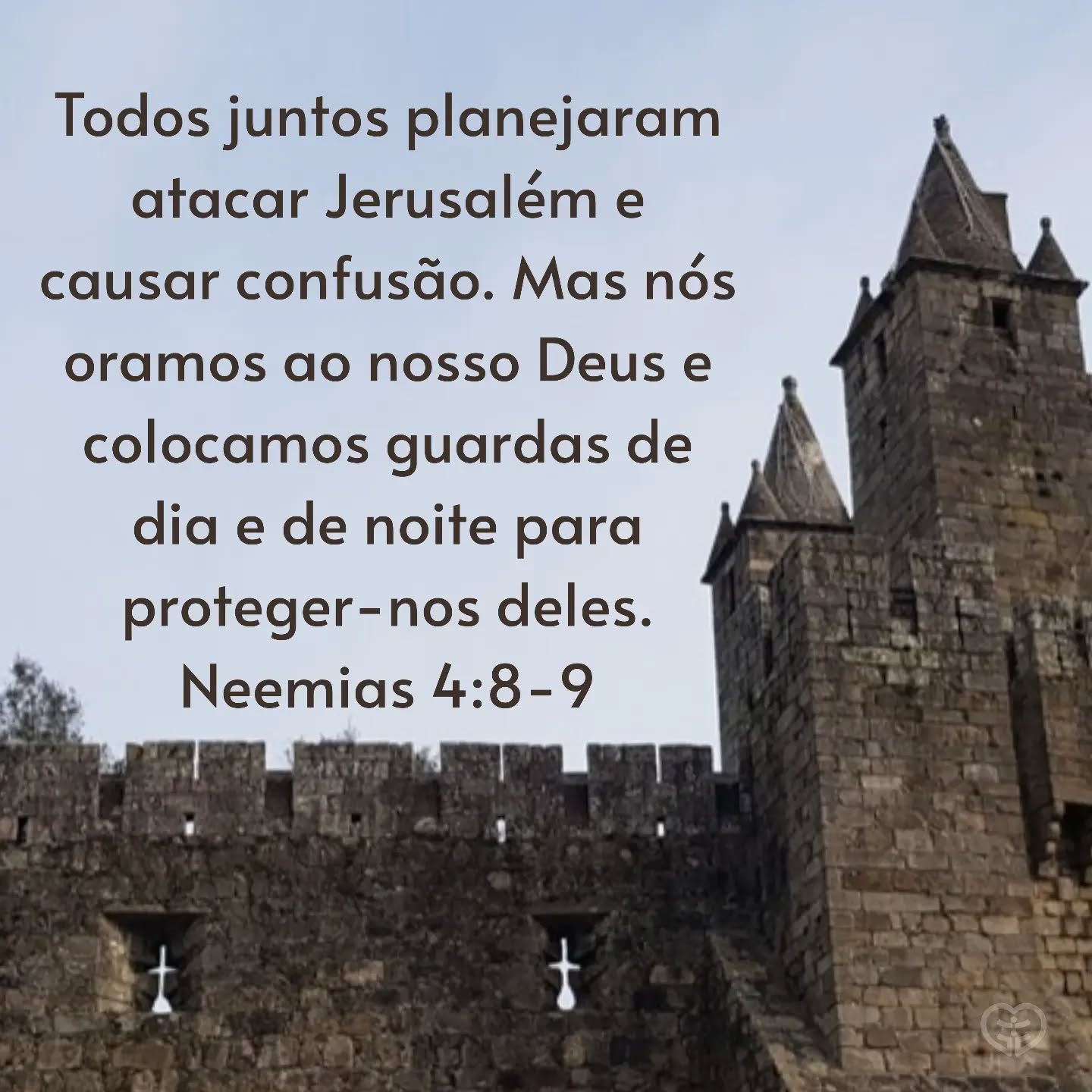 Neemias 4:8-9